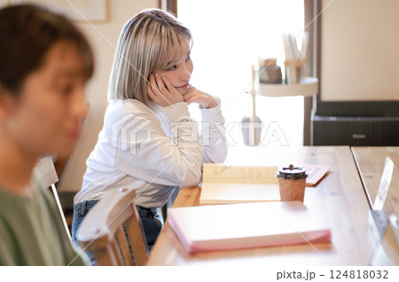 カフェで思い悩む若い女性 カフェで思い悩む若い女性 124818032