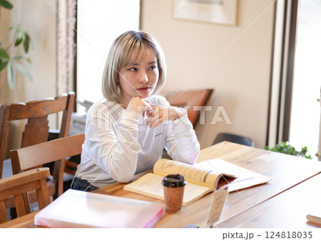 カフェで思い悩む若い女性 カフェで思い悩む若い女性 124818035