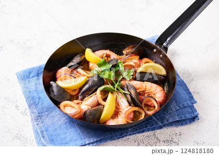 フライパンで作ったパエリア 124818180