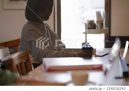 カフェで思い悩む若い女性 124818242