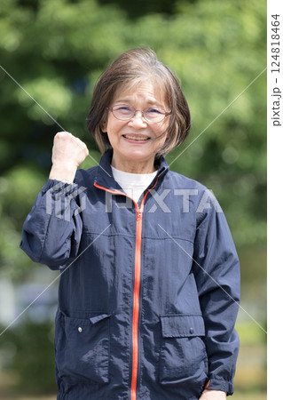 健康維持、運動をがんばろう!ガッツポーズ 高齢者(シニア)女性の健康のイメージ 健康維持、運動をがんばろう!ガッツポーズ 高齢者(シニア)女性の健康のイメージ 124818464