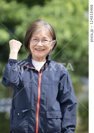 健康維持、運動をがんばろう！ガッツポーズ　高齢者(シニア)女性の健康のイメージ 124818466
