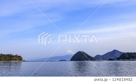 沼津市内浦湾から見た富士山 124818482