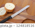 パンを切る 124818516