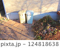 外に置いてあるゴミ箱 124818638