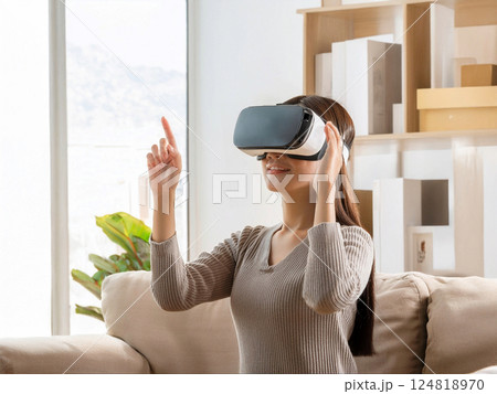 自宅リビングでVRを楽しんでいる若い女性 124818970