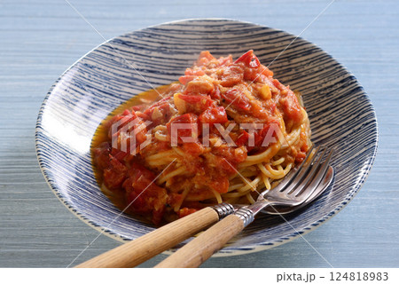 ツナとミニトマトのパスタ ツナとミニトマトのパスタ 124818983