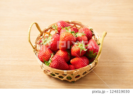 かごに盛った苺　 124819030