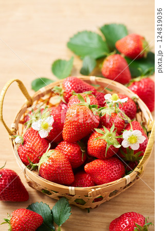かごに盛った苺 かごに盛った苺 124819036