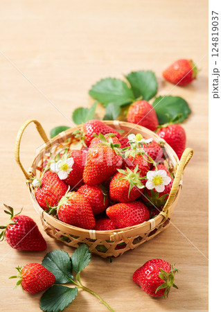 かごに盛った苺　 124819037