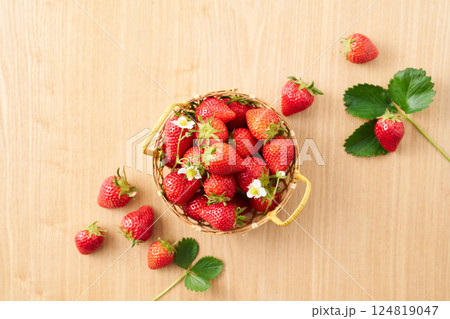 かごに盛った苺　 124819047