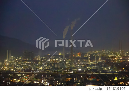 周南工業地帯の工場夜景と山陽新幹線 124819105