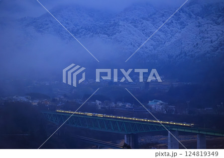 雪の鳥沢橋梁を渡るE231系 124819349