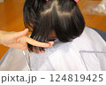家で子供の髪をカット 124819425