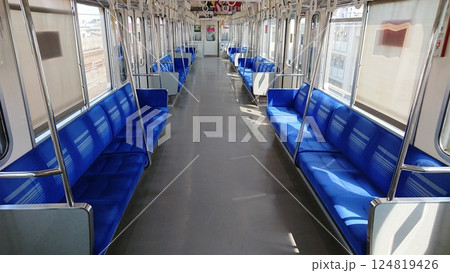無人の電車車両内 124819426