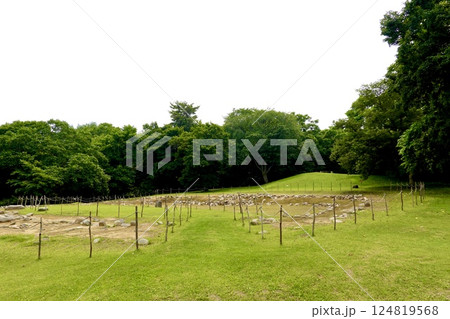 史跡小牧野遺跡 「環状列石(ストーンサークル)」がある風景 青森県青森市野沢小牧野 史跡小牧野遺跡 「環状列石(ストーンサークル)」がある風景 青森県青森市野沢小牧野 124819568