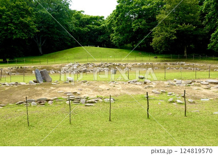 史跡小牧野遺跡 「環状列石(ストーンサークル)」がある風景 青森県青森市野沢小牧野 史跡小牧野遺跡 「環状列石(ストーンサークル)」がある風景 青森県青森市野沢小牧野 124819570