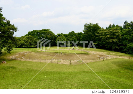 史跡小牧野遺跡　「環状列石(ストーンサークル)」がある風景　青森県青森市野沢小牧野 124819575