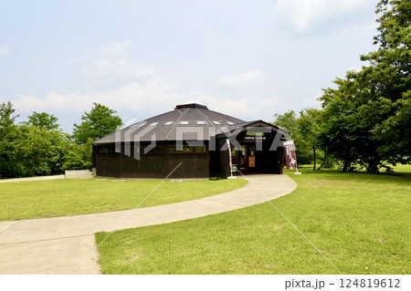 史跡小牧野遺跡　小牧野の森・どんぐりの家の建物が見える風景　青森県青森市野沢小牧野 124819612