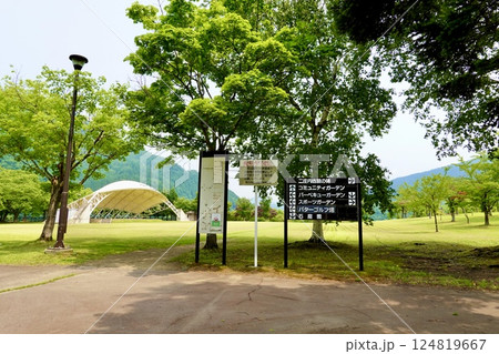 虹の湖公園 コミュニティガーデンの屋外テントが見える風景 青森県黒石市沖浦 虹の湖公園 コミュニティガーデンの屋外テントが見える風景 青森県黒石市沖浦 124819667