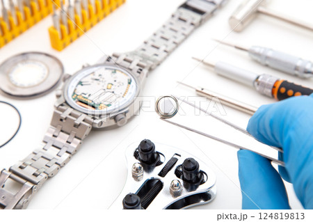 腕時計の電池交換 124819813