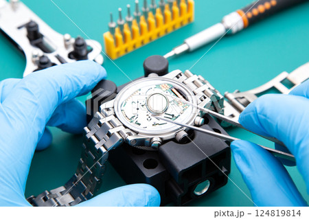 腕時計の電池交換 124819814