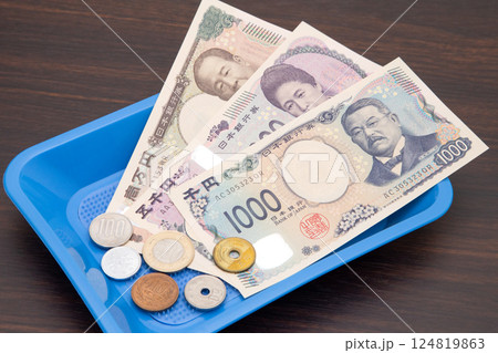 お金とカルトン 124819863