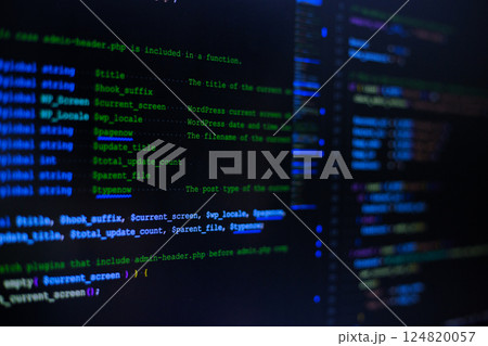 プログラミングコードが表示された開発者のモニター画面 124820057