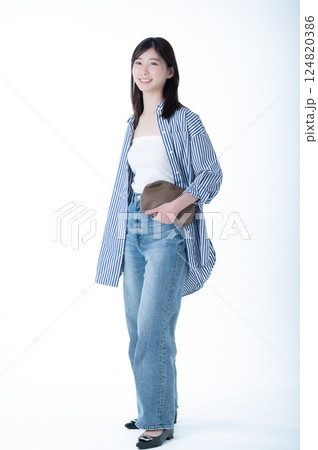 女性のファッションモデルイメージ 女性のファッションモデルイメージ 124820386