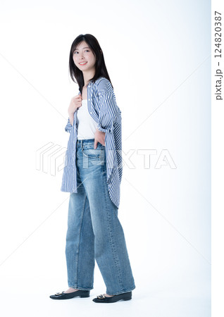 女性のファッションモデルイメージ 124820387