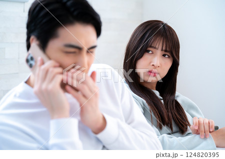 浮気を疑う若い女性 124820395