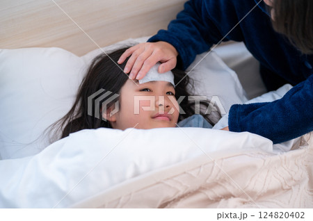 看病される女の子 124820402