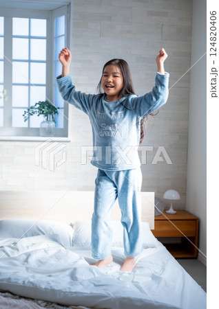 ベッドで喜ぶ女の子 ベッドで喜ぶ女の子 124820406