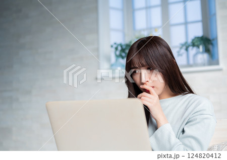 パソコンを操作する若い女性 124820412