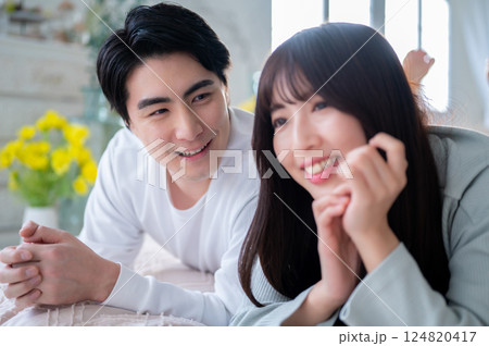 並んで笑顔の男女 124820417