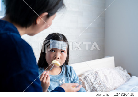 看病される女の子 看病される女の子 124820419