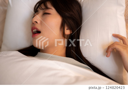 いびきをかいて眠る若い女性 124820423