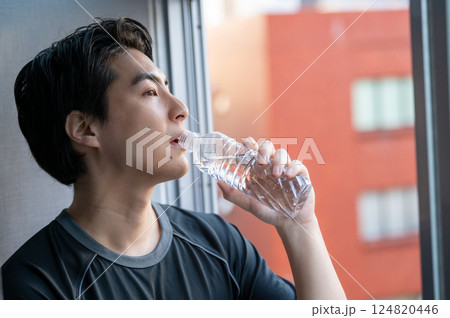 ジムで水を飲む男性 ジムで水を飲む男性 124820446