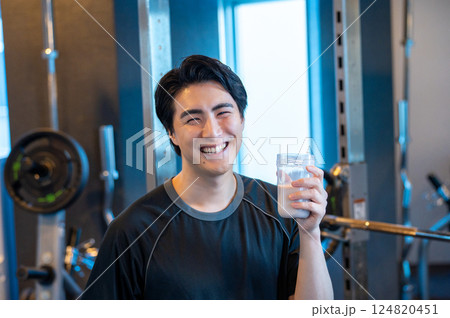 ジムでプロテインを飲む男性 124820451