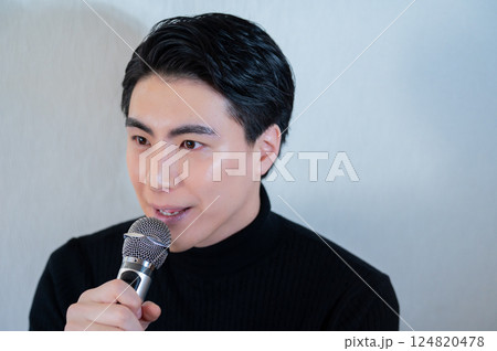 カラオケで歌う男性 124820478
