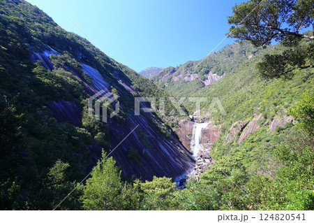 屋久島の有名な千尋の滝をやや右よせ構図で広角 124820541