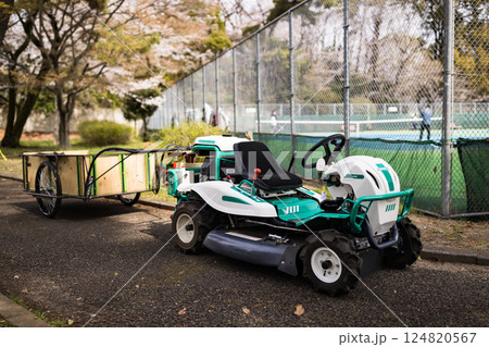 公園管理の芝刈り機 124820567
