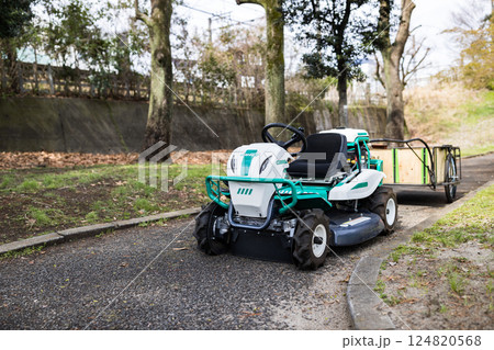 公園管理の芝刈り機 124820568