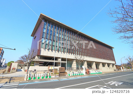 岡山県岡山市、岡山県立図書館の風景 124820716