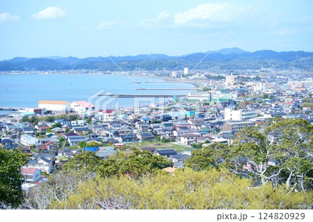 高台から見下ろす館山の街並みと海 高台から見下ろす館山の街並みと海 124820929