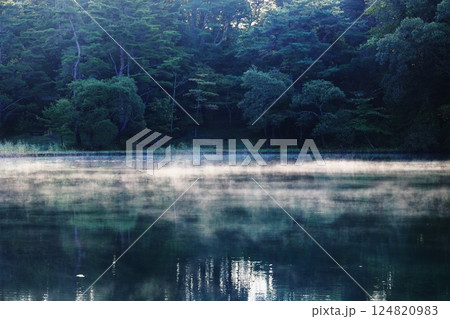 神秘的な湖 神秘的な湖 124820983