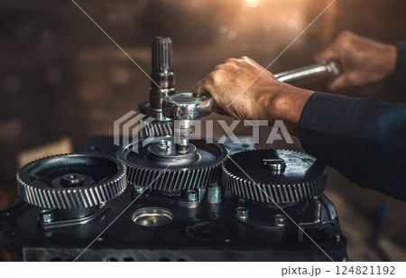 Car spare parts.The cylinder head of an internal combustion engine. Close-up of the mechanic's hands. Product control. Installation of condensers. Preparation for installation. Repair and maintenance. 124821192