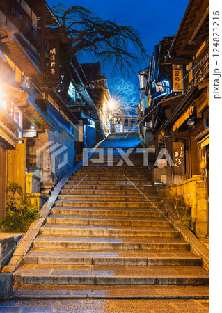 京都　オーバーツーリズム前の三年坂　夜景 124821216