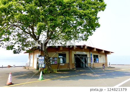 十和田湖を背景に子の口総合案内所の建物が見える風景 青森県十和田市奥瀬 十和田湖を背景に子の口総合案内所の建物が見える風景 青森県十和田市奥瀬 124821379