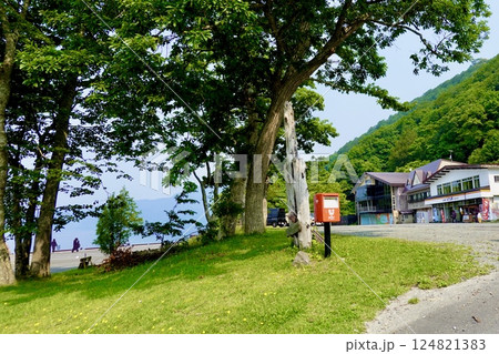 十和田湖　子の口総合案内所前の赤い郵便ポストが見える風景　青森県十和田市奥瀬 124821383